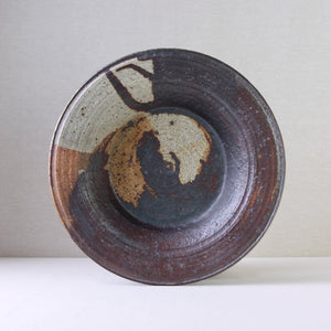 Handmade art bowl by Annikki Hovisaari for Arabia, Finland, 1970s, featuring a rustic iron-rich glaze and earthy tones.