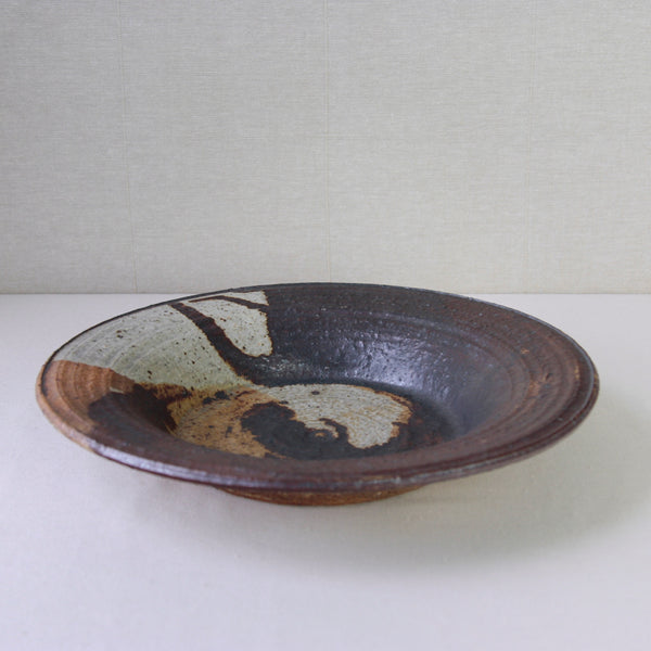 Large studio pottery bowl by Annikki Hovisaari for Arabia Finland, in textured chamotte clay and a warm amber glaze.