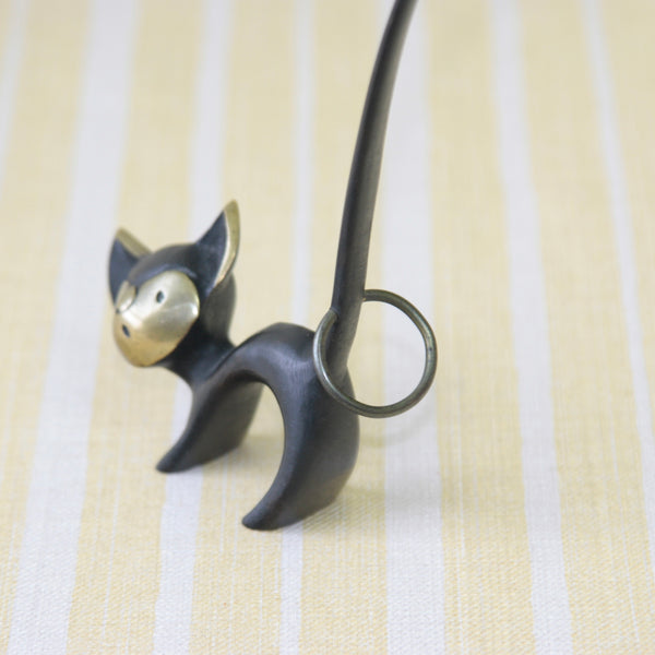 This 1950s Walter Bosse brass cat pretzel holder captures the playful spirit of Viennese Modernism. Known for its whimsical design, this collectible is a beautiful example of Bosse’s craftsmanship.