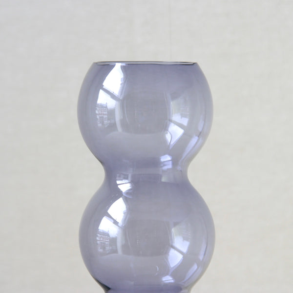 Mid-century modern lilac Carnevaali vase by Nanny Still, produced by Riihimaki, featuring a distinctive stacked sphere design in translucent purple glass.