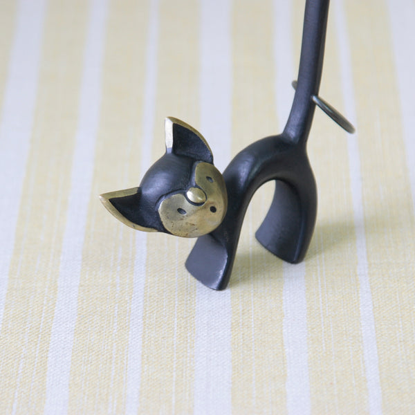 A cute Walter Bosse cat ring holder, designed in brass with a classic Modernist touch. This genuine Viennese collectible is highly sought-after by collectors of mid-century Austrian metal art.