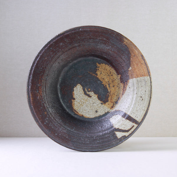 Large mid-century modern bowl by Annikki Hovisaari for Arabia, Finland, with textured chamotte clay and warm amber glaze.