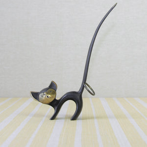 This genuine Walter Bosse cat pretzel holder from the 1950s is a charming addition to any collection. Its brass construction and Modernist aesthetic are hallmarks of mid-century Viennese metalwork.