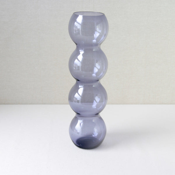 Nanny Still Carnevaali lilac purple glass vase produced by Riihimaki in the 1960s, with a unique stacked sphere design inspired by party balloons, a perfect piece for Scandinavian design fans.