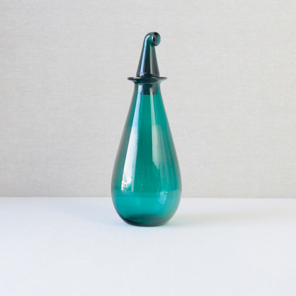 Riihimaki Nanny Still SV turquoise glass decanter, a 1950s design inspired by organic modernism, ideal for Scandinavian-inspired spaces.