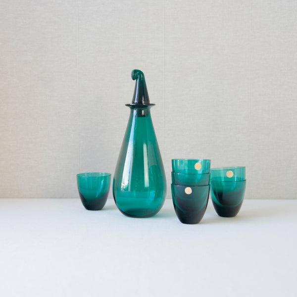 Scandinavian design Nanny Still SV decanter set with glasses, produced by Riihimaki, Finland, in a bold turquoise colour. The form demonstrates organic modernism.