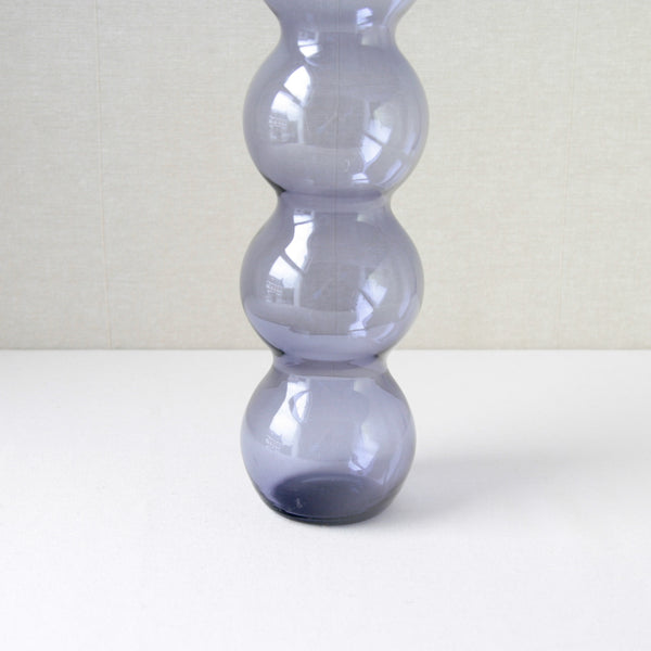 Nanny Still Carnevaali purple glass vase in a playful stacked sphere shape, crafted at Riihimaki Glassworks in the 1960s, inspired by festive balloons.