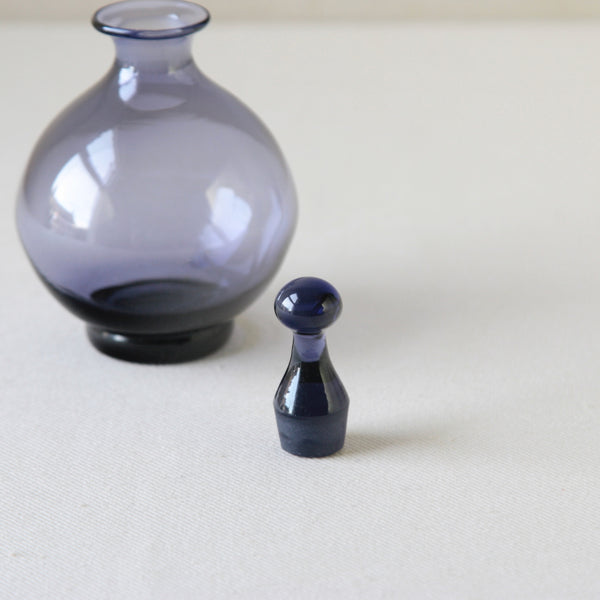 Mid-century Finnish bottle, model 1750 by Tamara Aladin for Riihimaki, an organically inspired lilac glass design.