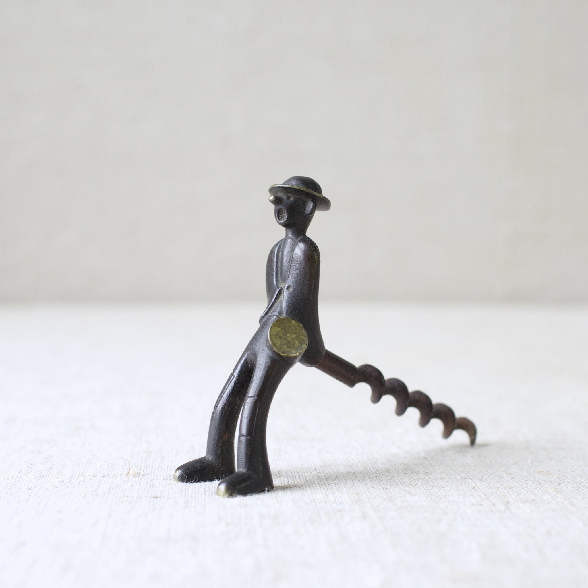 A rare 1950s brass "Vagabond" man corkscrew by Richard Rohac. Made in Vienna, this patinated Modernist corkscrew reflects the craftsmanship of mid-century Austrian metalwork, perfect for collectors.