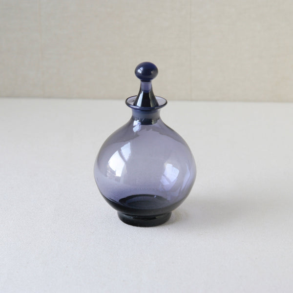 Tamara Aladin 1750 vinegar decanter in soft lilac purple, crafted by Riihimaki Glassworks in the 1960s, a striking example of Finnish glassware.