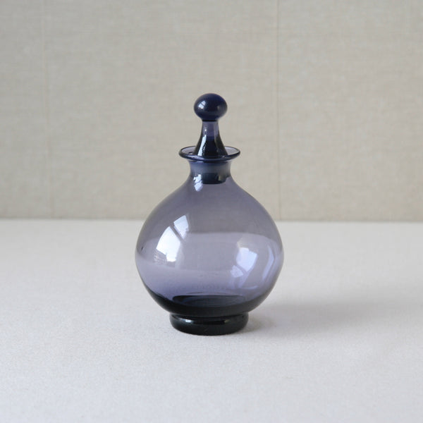 Rare Tamara Aladin 1750 vinegar decanter, crafted at Riihimaen Lasi in lilac glass, a distinctive piece for mid-century modernist home decor.