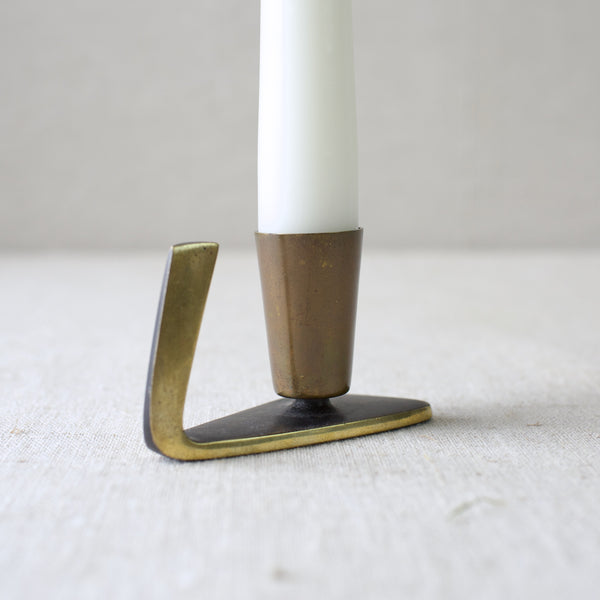 This vintage brass candle holder by Karl Hagenauer, made in the 1950s, features an Art Deco and Modernist aesthetic. Hagenauer's work was a hallmark of mid-century Vienna’s fine metal craftsmanship.