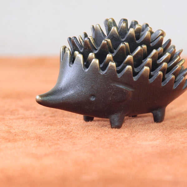 This sleek, genuine Walter Bosse hedgehog ashtray is a standout Mid Century collectible. Its refined design and playful form reflect Bosse’s influence on Viennese Modernist metal art.