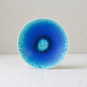 Friedl Holzer-Kjellberg small plate or dish with vibrant cobalt blue glaze, gifted to factory visitors at Arabia, Finland, 1950's.