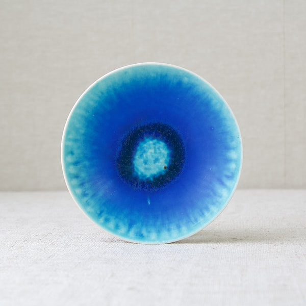 Friedl Holzer-Kjellberg small plate or dish with vibrant cobalt blue glaze, gifted to factory visitors at Arabia, Finland, 1950's.