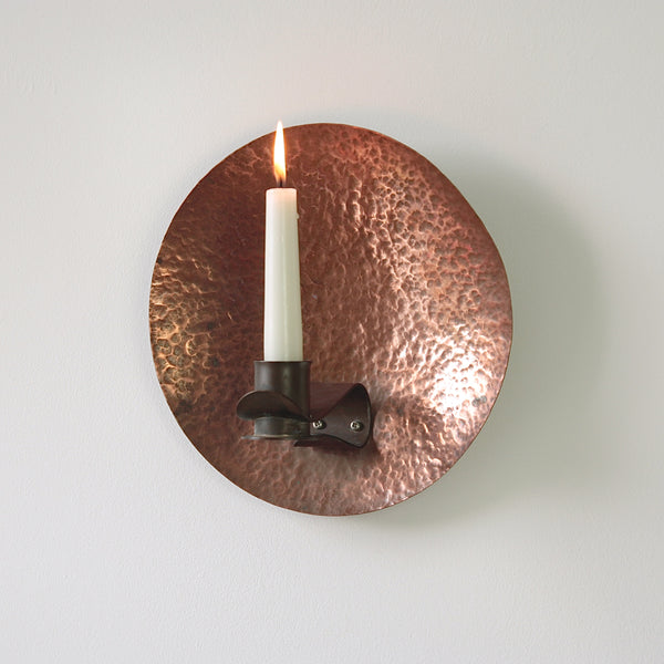 Early twentieth-century British wall sconce in copper, an exemplar of the arts & crafts movement, handcrafted circa 1910.