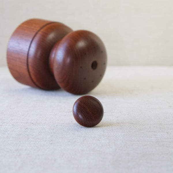 Zoomed in image showing the interesting waved grain on a solid teak wood stopper / plug / peg belonging to a Jens Quistgaard pepper mill, produced by Dansk Design Ltd. in the 1960s.