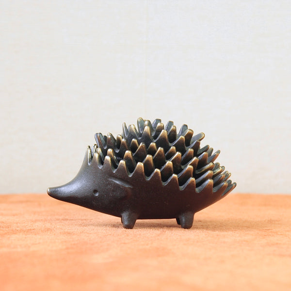 A rare, genuine Walter Bosse hedgehog ashtray featuring his iconic Modernist design. This collectible piece embodies mid-century Viennese artistry.