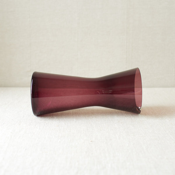 A geometric lilac purple cocktail pitcher by Kaj Franck, designed in 1954 and produced at Nuutajärvi Notsjö, Finland. A hallmark of mid-century modern design.