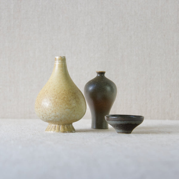 Group image of Scandinavian miniature studio pottery including Annikki Hovisaari, Gunnar Nylund and Carl-Harry Stalhane