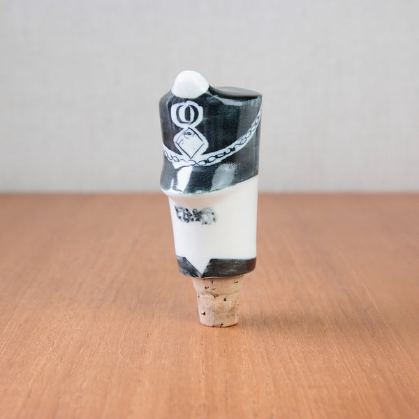 This military series bottle stopper from Parkinson Pottery features the grenadier guard, inspired by notable artists of the post-war British art movement.