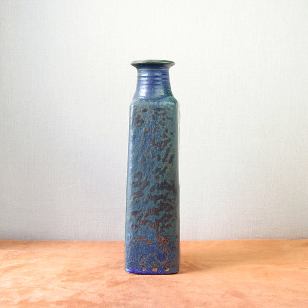 Francesca Mascitti Lindh designed this vintage vase at Arabia Finland in the 1960s, combining rustic Mediterranean influences with Scandinavian techniques.