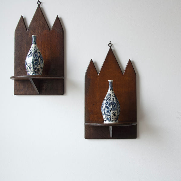Early 20th Century Oak Wall Sconce Shelves - Unique Handcrafted Design from Britain, displaying two Delft blue & white vases