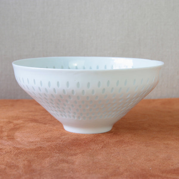 Rice grain porcelain bowl by Friedl Holzer-Kjellberg, produced by Arabia Finland, showcasing vintage Scandinavian design.