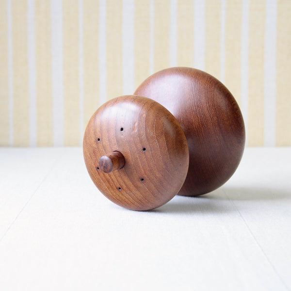 Rare Nordic teak model 822 pepper mill by Jens Quistgaard – a must-have for collectors of mid-century Scandinavian design.