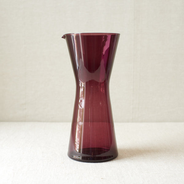 Kaj Franck's lilac purple cocktail pitcher, designed in 1954 with a striking geometric form, hand-blown at Nuutajärvi Notsjö, Finland. A timeless mid-century piece.