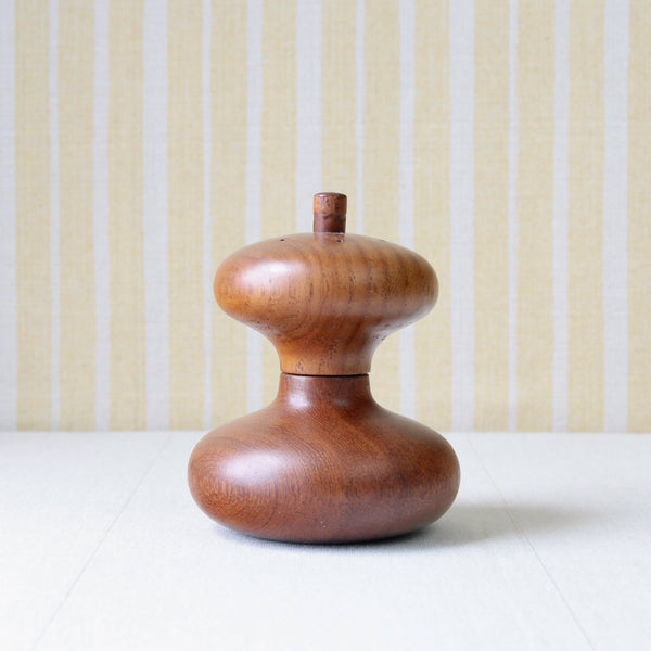  A collectible Danish teak model 822 pepper mill by Jens Quistgaard. A rare vintage mid-century modern Danish pepper mill, showcasing the elegance of mid-century Nordic design.