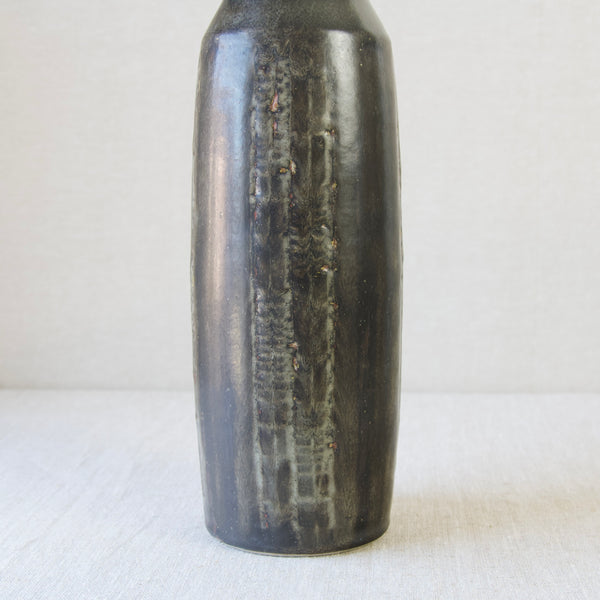 Mid-Century Scandinavian large handmade unique vase by Carl-Harry Stalhåne, a detail of incised pattern