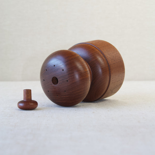  A model 1616 combination pepper mill saltshaker by Jens Harald Quistgaard. Like all mushroom mills, salt is loaded at the top via a single round peg. Unlike the narrow round pegs found on most JHQ mills, the Short Mushroom’s peg features a flattened disc. This mill has eight salt holes, two more than its cousins.