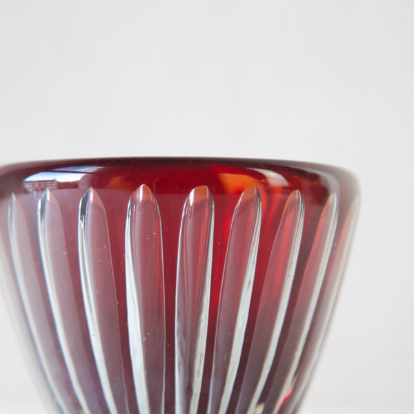 detail of Ariel glassblowing technique on red modernist glass vase by Kaj Franck, 1952, Finland