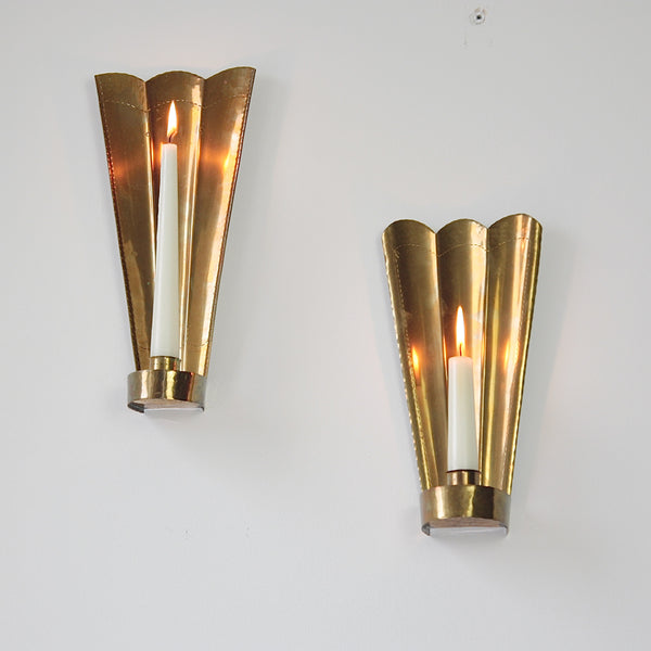 Tapering three-pronged crown design brass sconces by Carl Malmstedt, handcrafted in 1932 and 1933, inspired by Tre Kronor and nordic design.