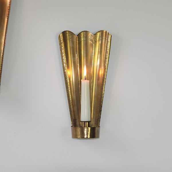 Stunning light effects with Carl Malmstedt's brass wall sconces, handcrafted in 1932 and 1933, inspired by Swedish national emblem and Pierre Forsell.