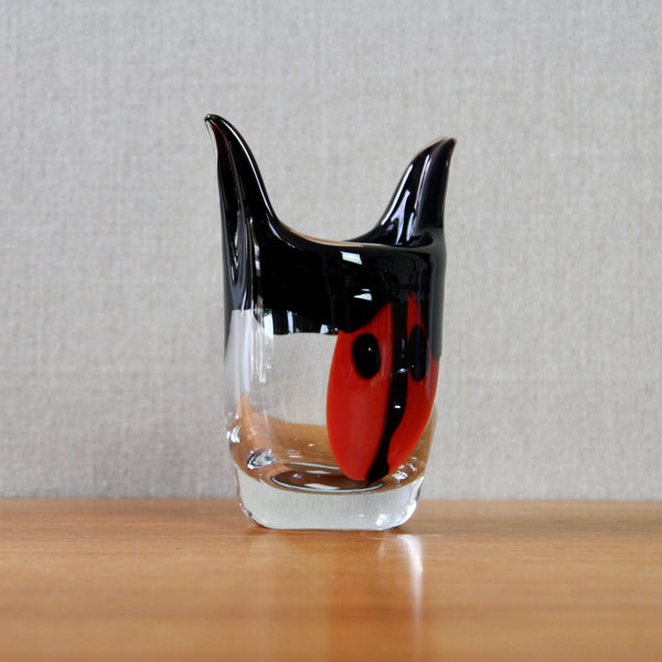 red glass vase with face designed by erik hoglund for strombergshyttan