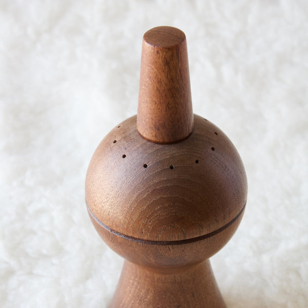 A cool Modernist 1950s pepper mill by Danish designer Jens Quistgaard who with Martha and Ted Nierenberg founded Dansk Designs in 1954. 
