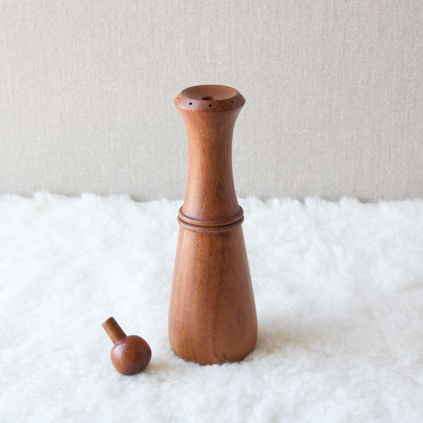 A carafe bottle or club shaped pepper mill designed by mid-twentieth century Danish designer Jens Quistgaard. Although a collectable piece of design from the mid-century period, this item is still perfectly useable today. Art & Utility ship worldwide and are experienced in posting to Japan.