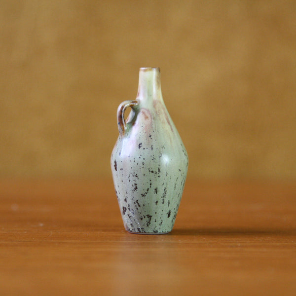 Miniature green haresfur vase with handle