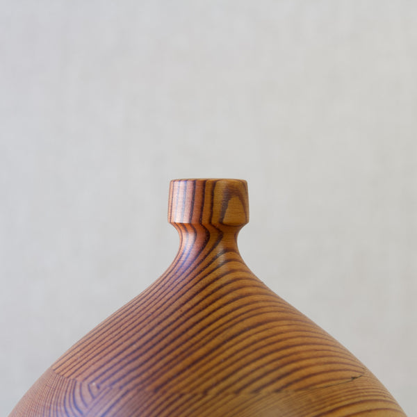 a detail of Boda Trä Swedish Pine grain, on an Erik Höglund storage jar