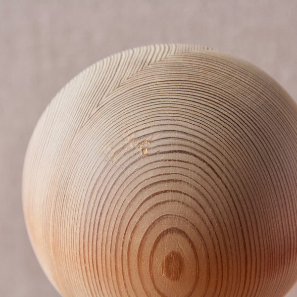 Detail of wooden grain on midcentury Finnish pine hat stand by Nanny Still for Norrmark