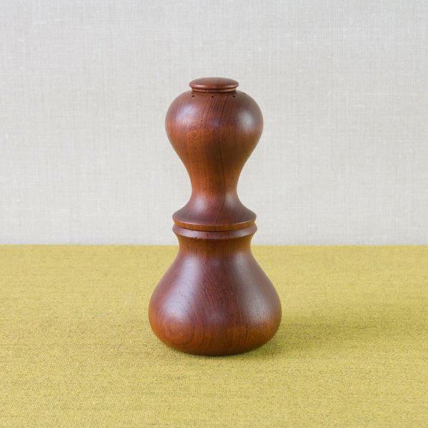 A carved solid teak salt and pepper mill designed by Jens Quistgaard for Dansk. This curved hourglass shaped peppermill is one of the most ergonomic of Quistgaard’s circa 60 piece collection.