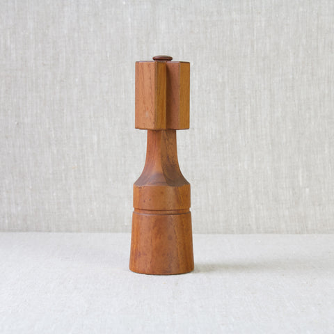 Lead image of a Jens Quistgaard pepper mill with the name "Chess King". The model number of this combination salt and pepper mill carved from solid teak is #891.