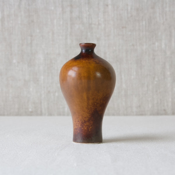 Vintage Arabia Finland vase Annikki Hovisaari with tar brown ochre glaze. The shape is inspired by Chinese plum vase.