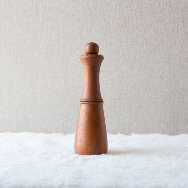 A slender organically shaped pepper mill with a silhouette similar to that of an oil carafe with ball stopper. Design by Jens Quistgaard who designed over 60 salt and pepper combo mills for Dansk Designs in the 1950s and 1960s.
